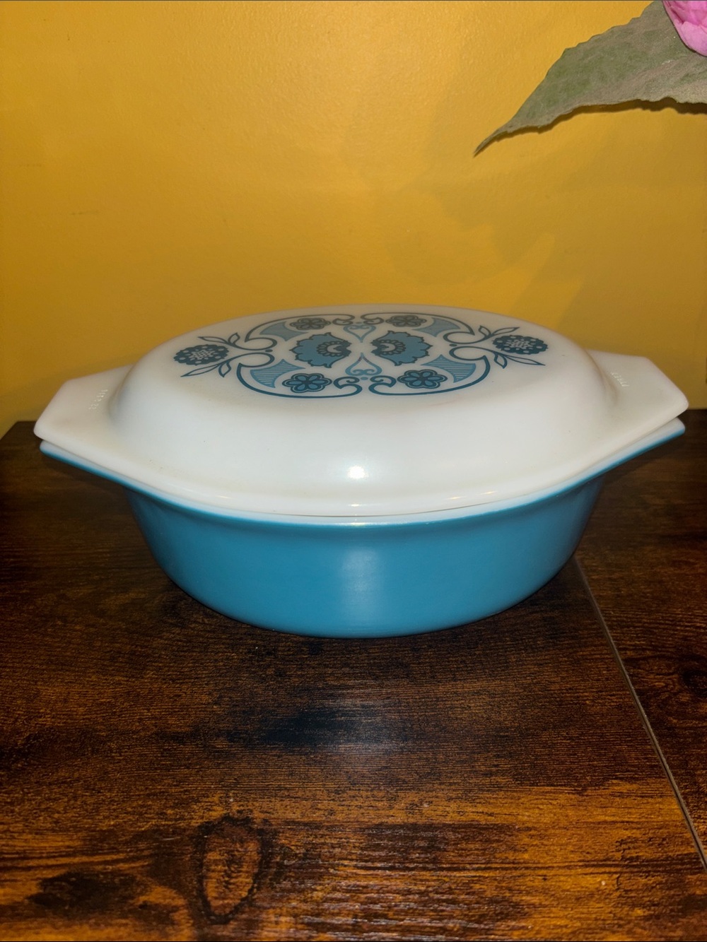 Pyrex Blue and White Floral Covered Casserole NEAR MINT CONDITION